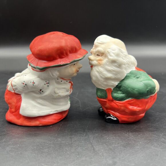 Vintage Santa & Mrs Claus Warming Bums Salt & Pepper Shaker Set Taiwan 3.5” - Picture 3 of 10